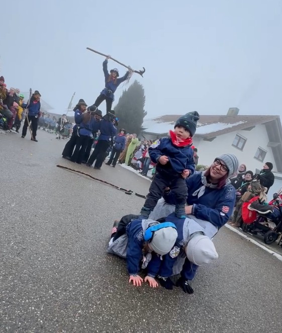 Akrobatik und Schneeballschlacht